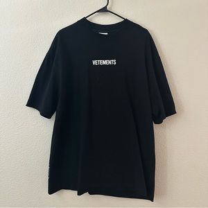 VETEMENTS LOGO TEE
